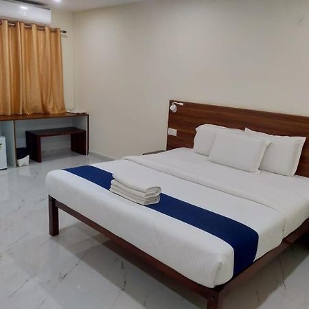 Sathya Sai Sankalp Hotel Путапарти Екстериор снимка